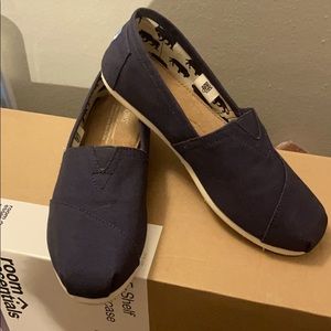 Women’s navy blue toms